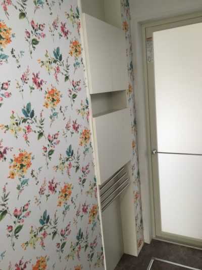 web内覧会で脱衣所の花柄アクセントクロスを紹介