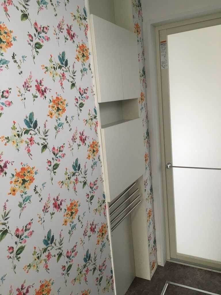 web内覧会で脱衣所の花柄アクセントクロスを紹介