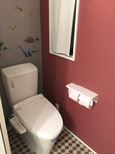 2階のトイレのアクセントクロス