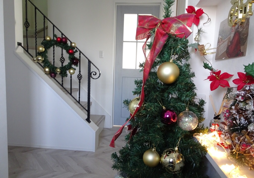 ダイソーの100均商品でクリスマス ツリーは玄関に飾るとメリット多し 目指せフレンチシック オシャレな家づくり