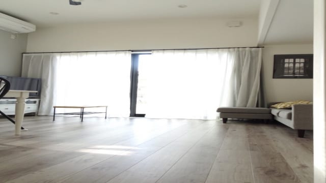 ラグを敷かない