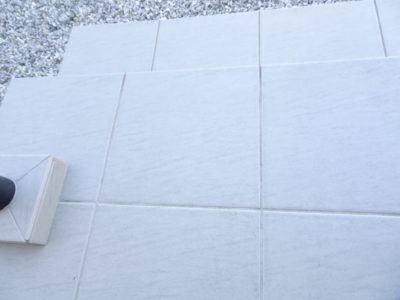 玄関タイルの汚れ