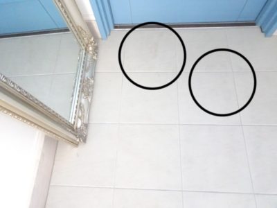 汚れた玄関タイル