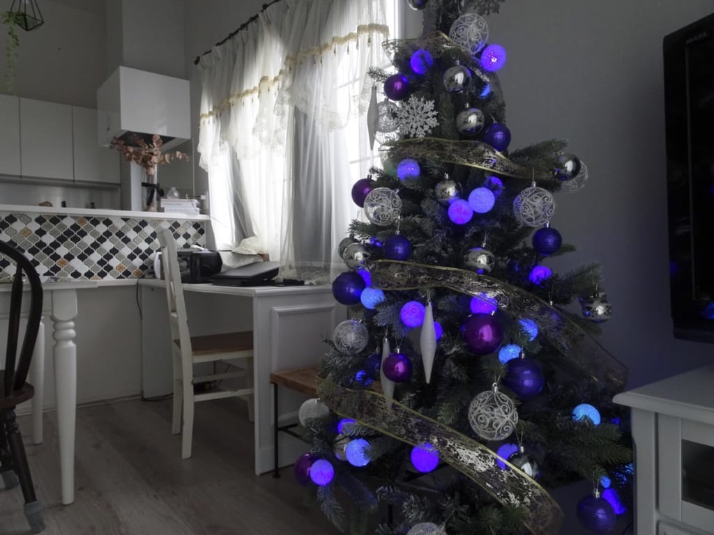 Lowyaのおしゃれな大人シックのクリスマスツリー 紫と白の飾りにうっとり 目指せフレンチシック オシャレな家づくり