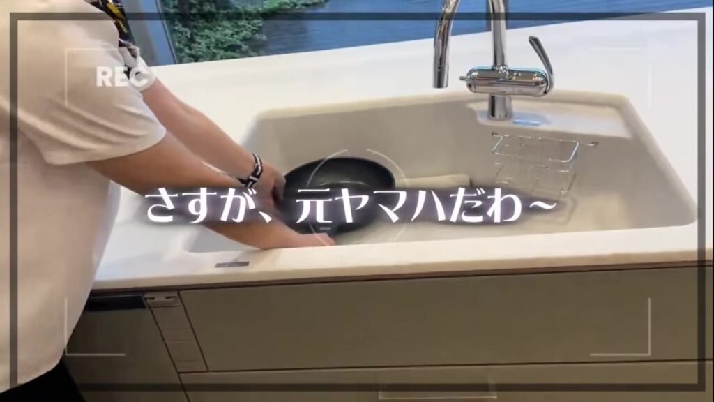トクラスの人造大理石の奥までシンクでフライパンを洗う様子