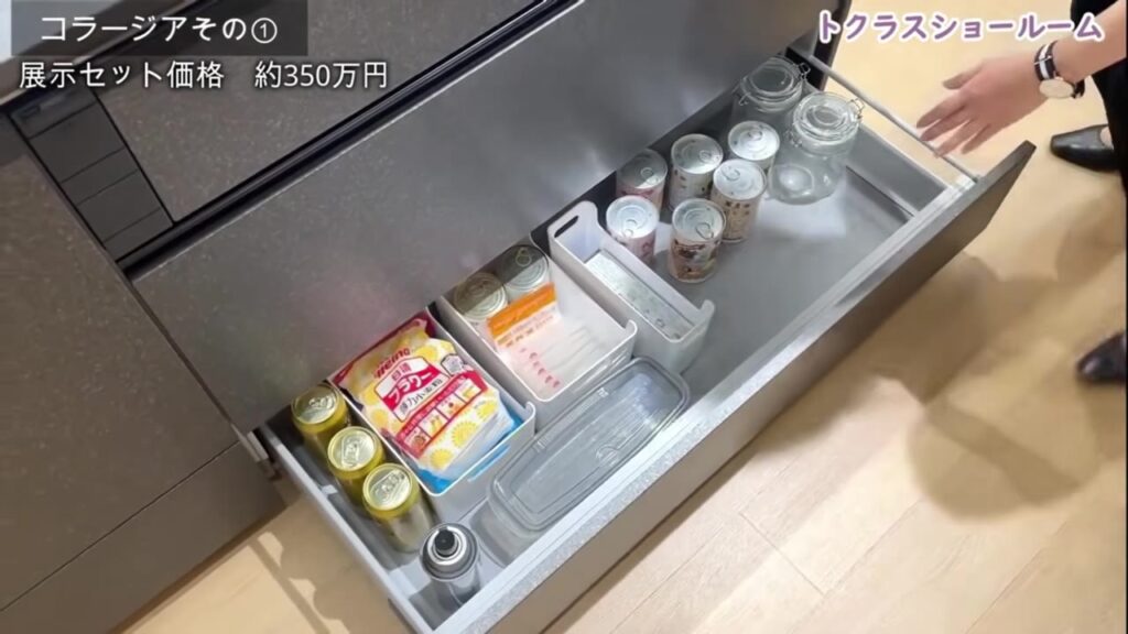 コラージアの足元の引き出しに500mlの缶やカセットボンベを立てて収納