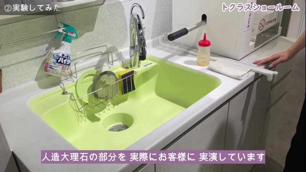 トクラスのショールームの人造大理石シンクの実演コーナー