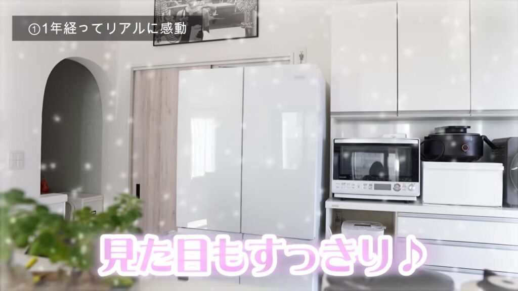 白いハイアールの冷蔵庫コールがあるすっきりしたキッチン