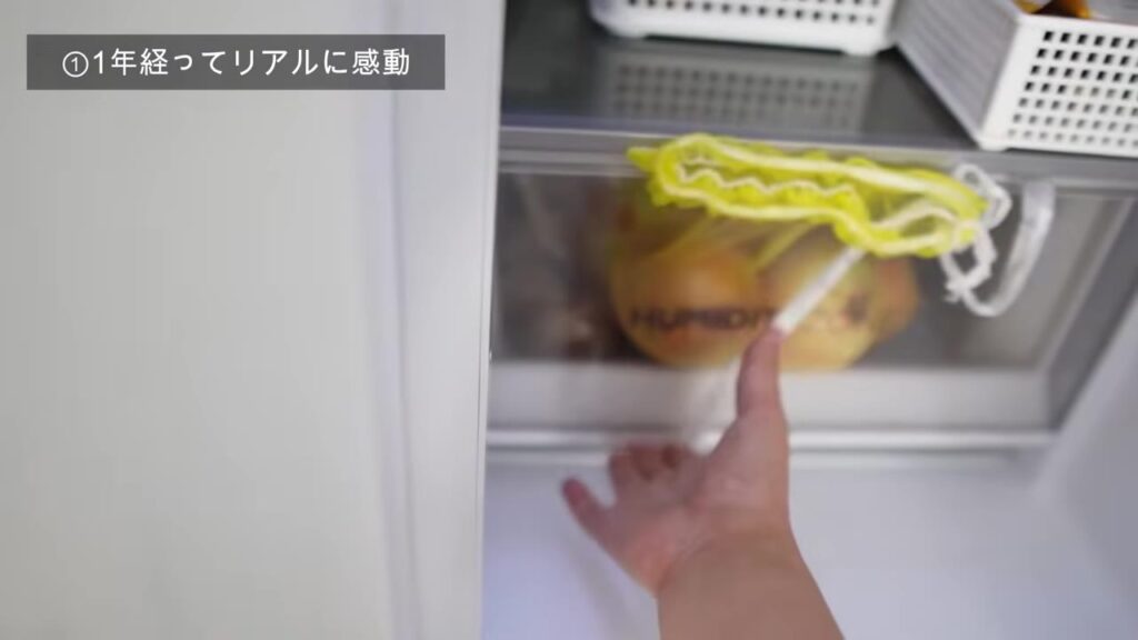 観音開きの扉を開けて野菜室を引き出すところ