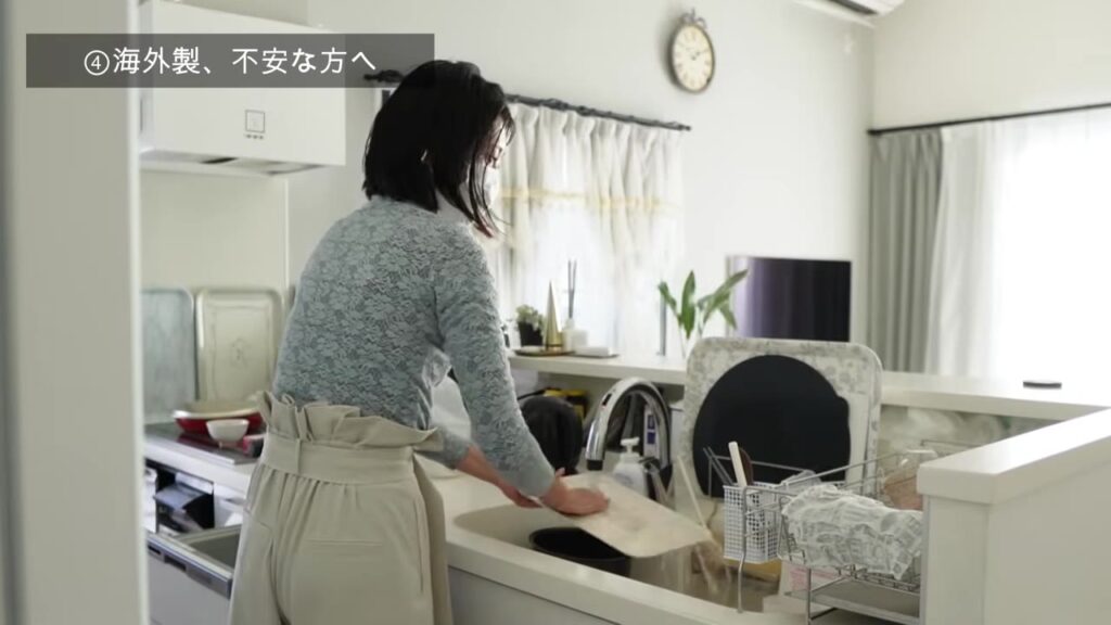 キッチンで家事をしながら海外メーカーの冷蔵庫について話す