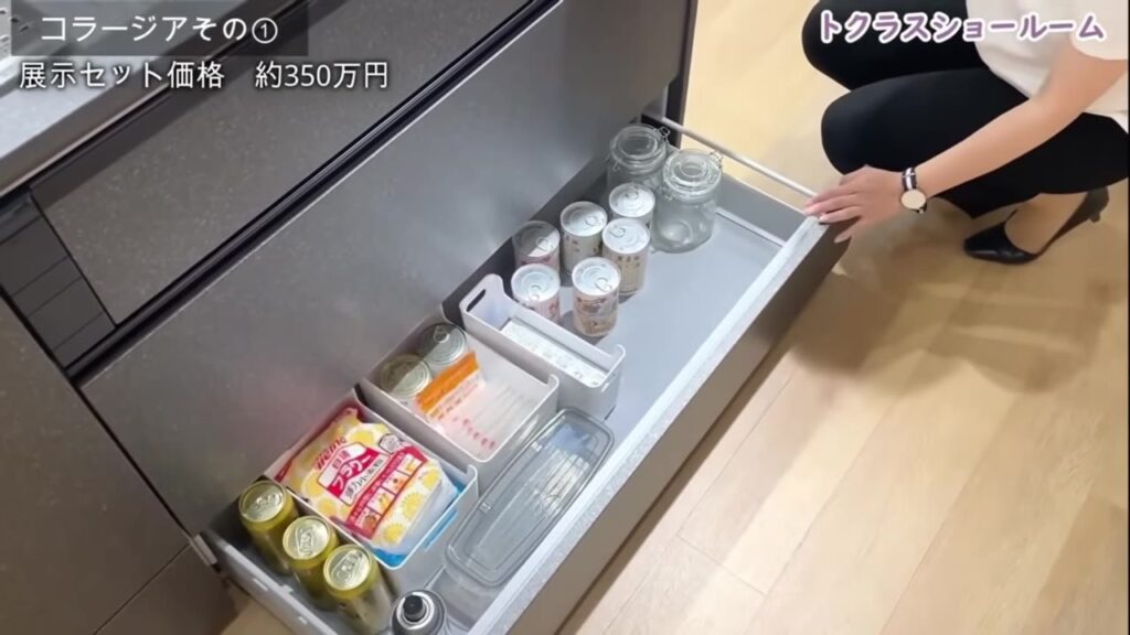 足元にカセットコンロのボンベを立てて収納