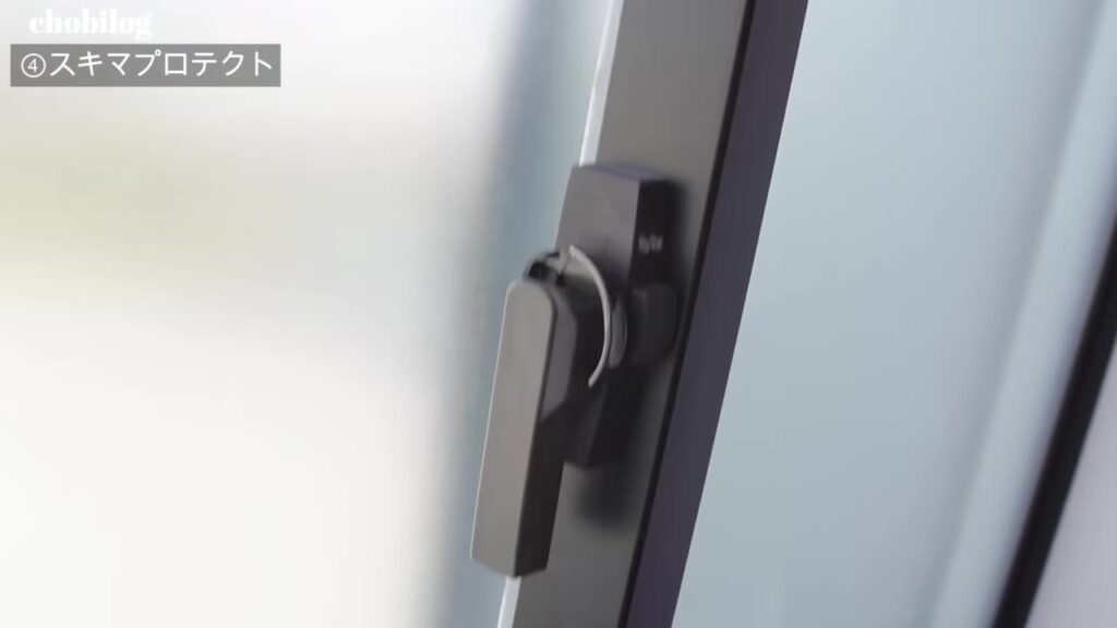 スキマプロテクトを貼った引き違い窓のクレセント錠