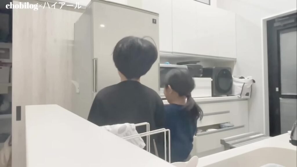 13年使った古い冷蔵庫とお別れする子どもたち