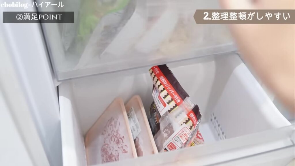 冷凍室のバスケットに入れた冷凍の肉と食品
