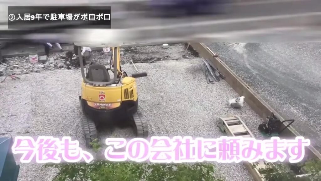洗面台の下の棚板がカビて真っ黒になった様子