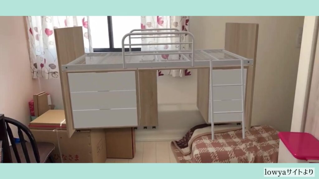 窓の前にシステムベッドを置いた5畳の子供部屋レイアウト