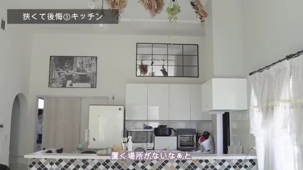 キッチンカウンターと背面のカップボード