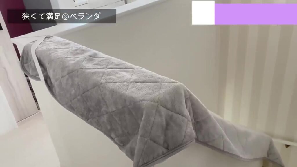 階段の吹き抜け部分に干したカバー