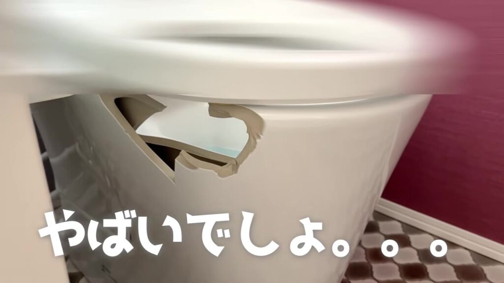 パックリ割れた2階トイレの便器（築10年）