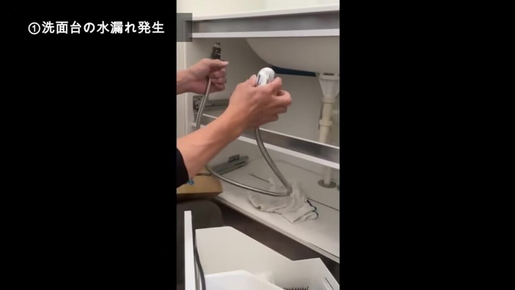 洗面台の給水ホースを確認しているところ
