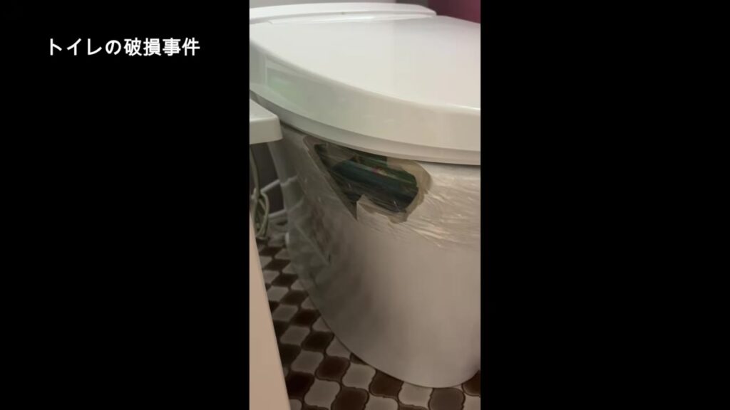側面が大きく割れた便器