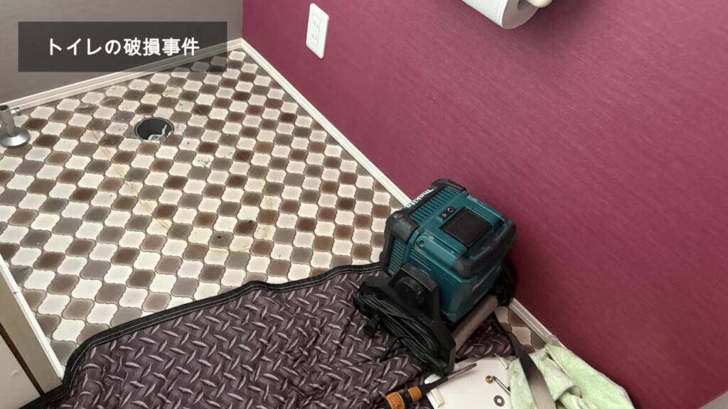 割れた便器を撤去したあとの2階トイレの床