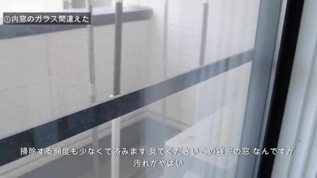 寝室の内窓、クリアガラスで汚れが目立つ様子