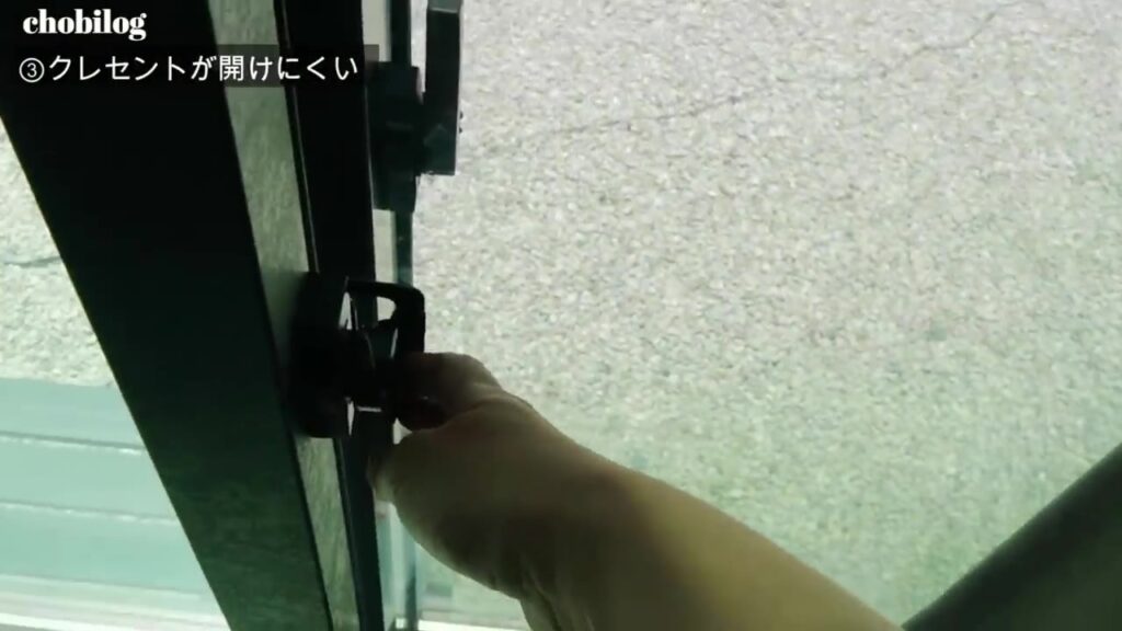 外窓のクレセントを開ける手元