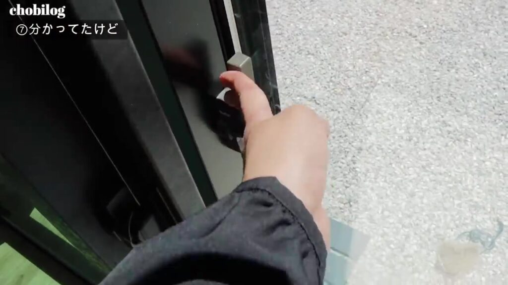 内窓を開ける手元