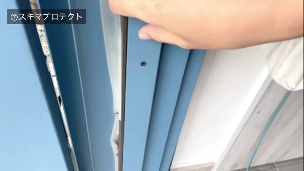 玄関ドアの枠のもとのクッションの上に貼ったスキマプロテクト