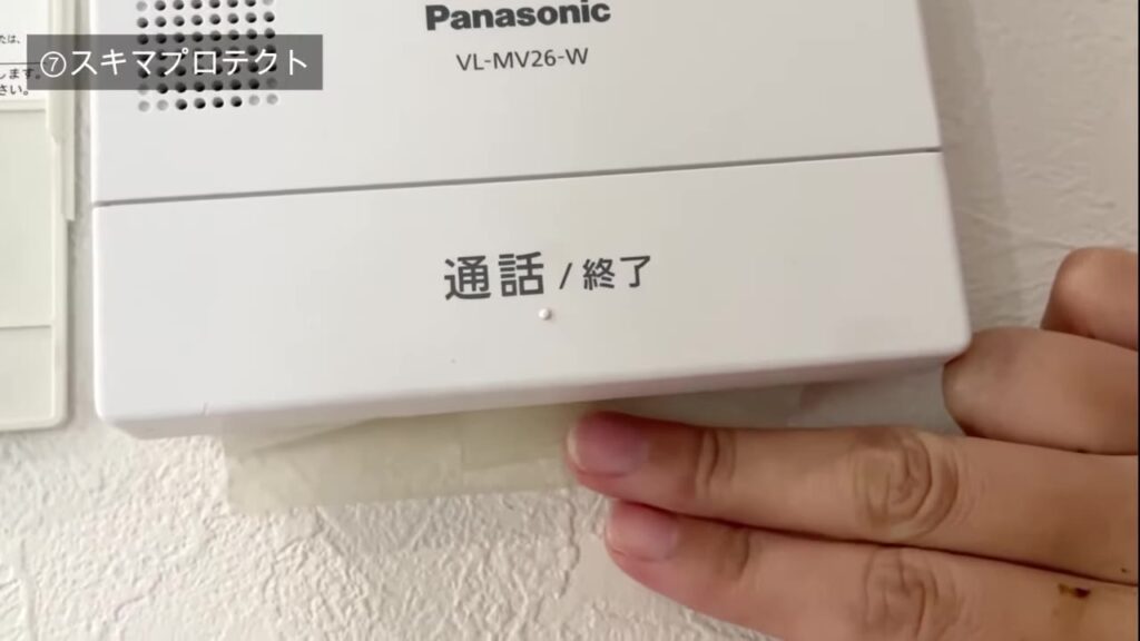 パナソニックのインターホンの下のすき間をふさいだ様子