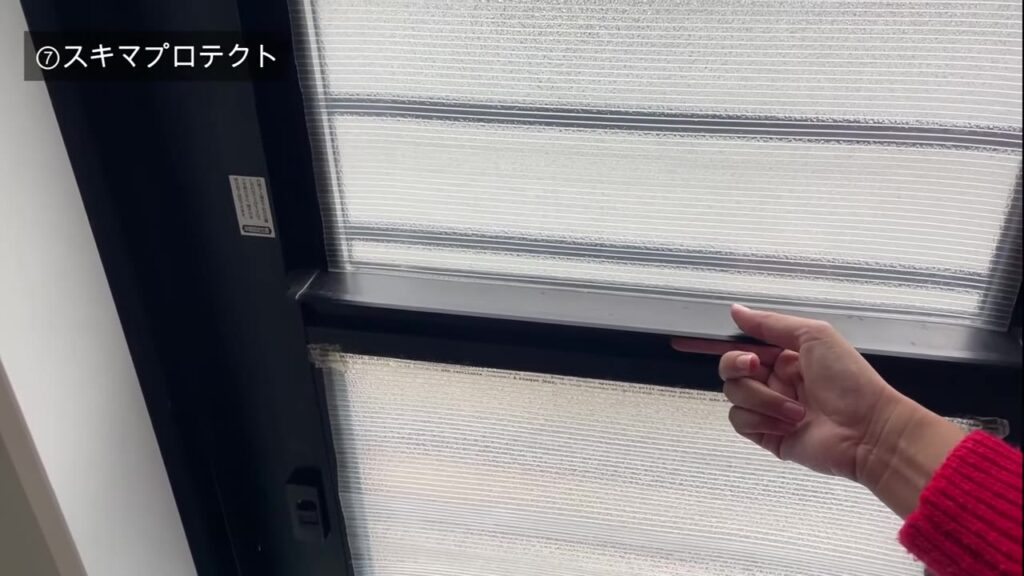 キッチンの勝手口の上下のすき間に差し込んだスキマプロテクト