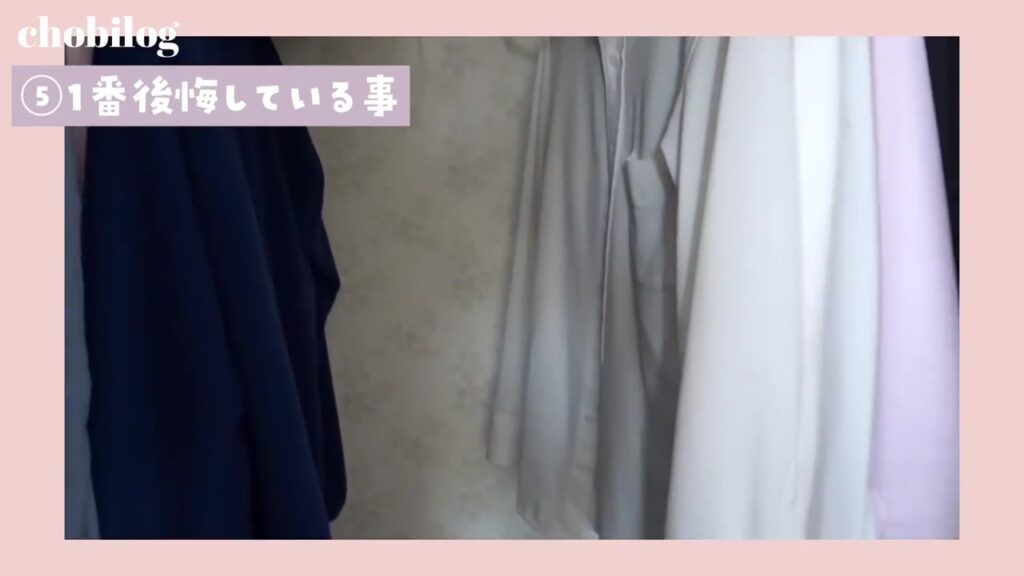子供部屋のクローゼットにかかったパパの服