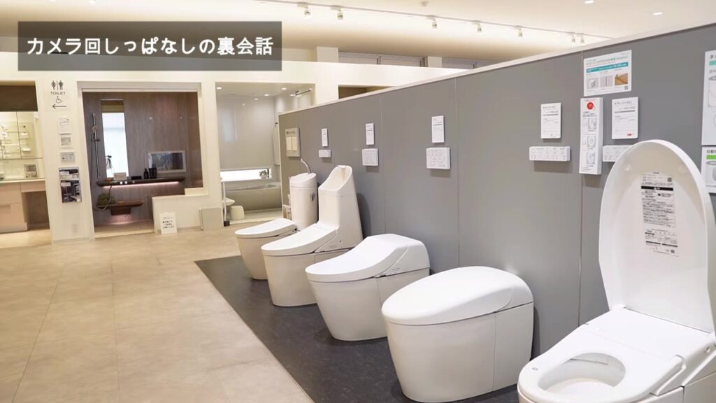 TOTOショールームに並ぶネオレストとピュアレストのトイレ