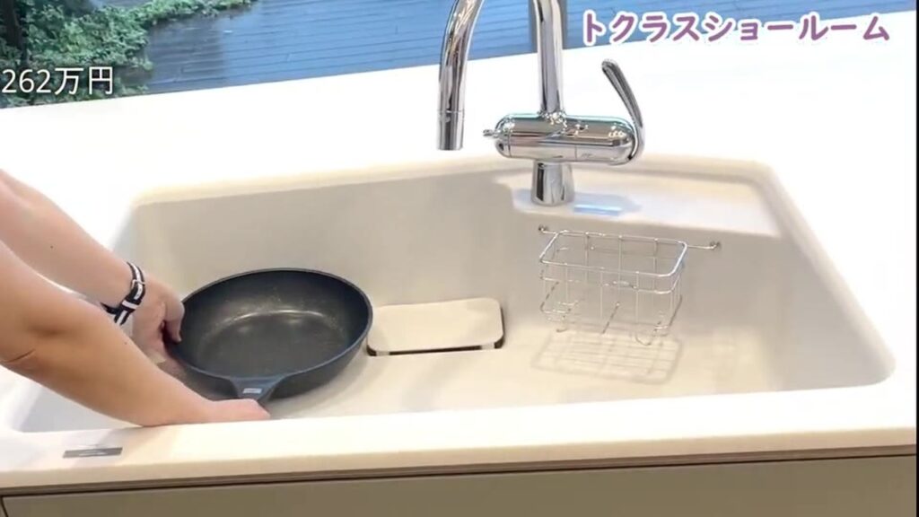 奥までシンクに柄の付いた大きなフライパンがすっぽり入る様子
