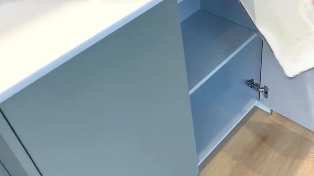 奥行きの大きいコラージアの背面側の収納 扉を開けたところ