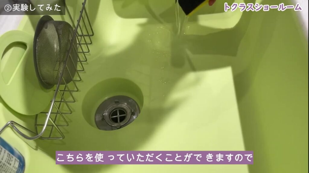 人造大理石シンクの黒いすり傷をスポンジの裏のナイロンたわしでこする
