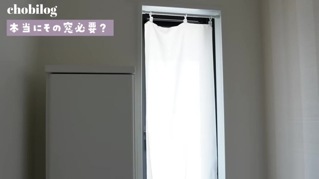 ロールスクリーンをかけた細長い窓