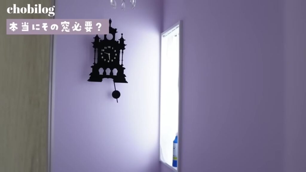 紫の壁のトイレの小窓