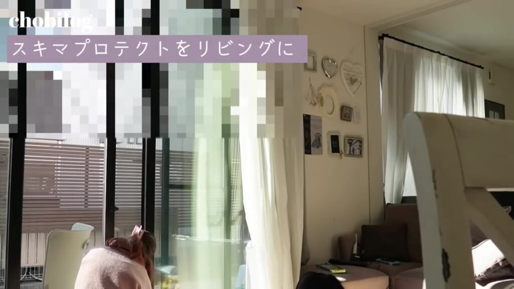 アルミサッシの窓が多いリビング