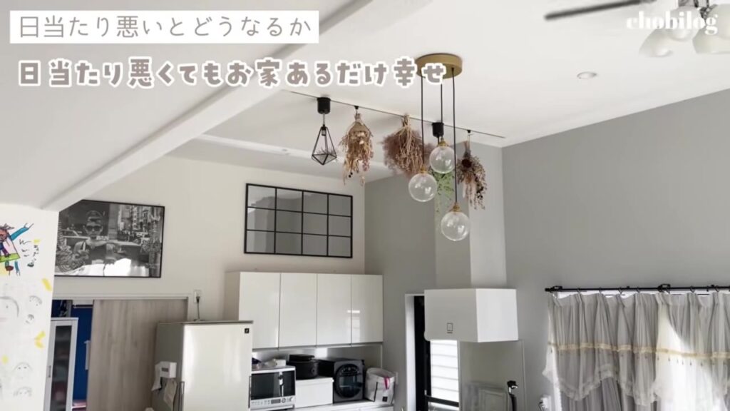 高い天井とペンダントライトのあるキッチンまわり
