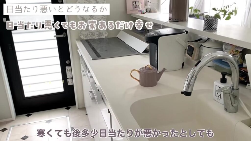 勝手口のあるキッチンの白いワークトップ
