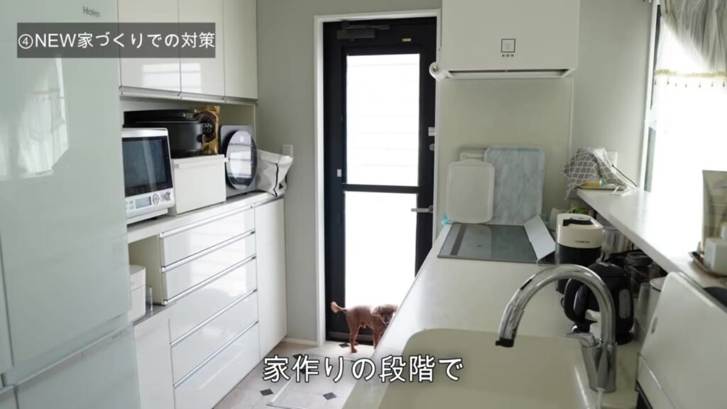 光が入るキッチンの勝手口