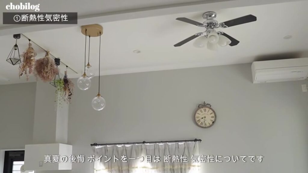 内窓リフォーム前の吹き抜けのような高い天井のリビング