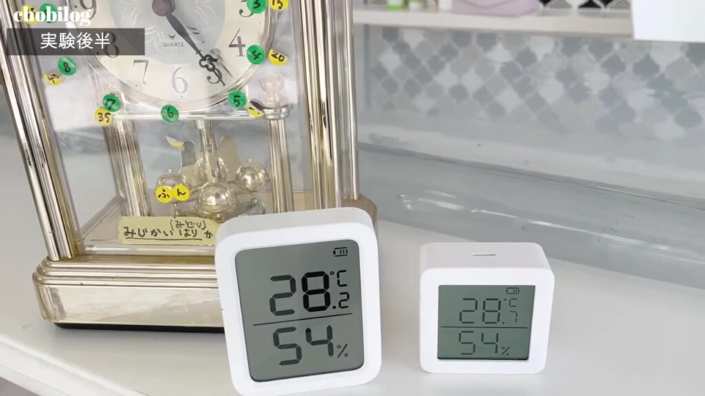 南側の窓の実験をスタートした温湿度計2つ