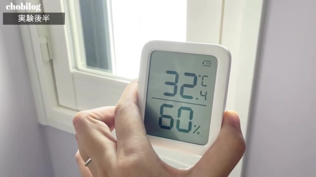 北側トイレの内窓の中で32℃台になった温湿度計