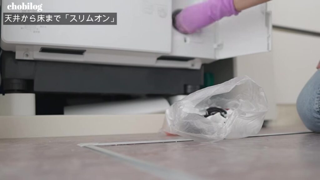 靴下を手にはめて洗濯機まわりを掃除して袋にポイ