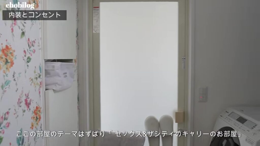 花柄のアクセントクロスを貼った脱衣所の入り口