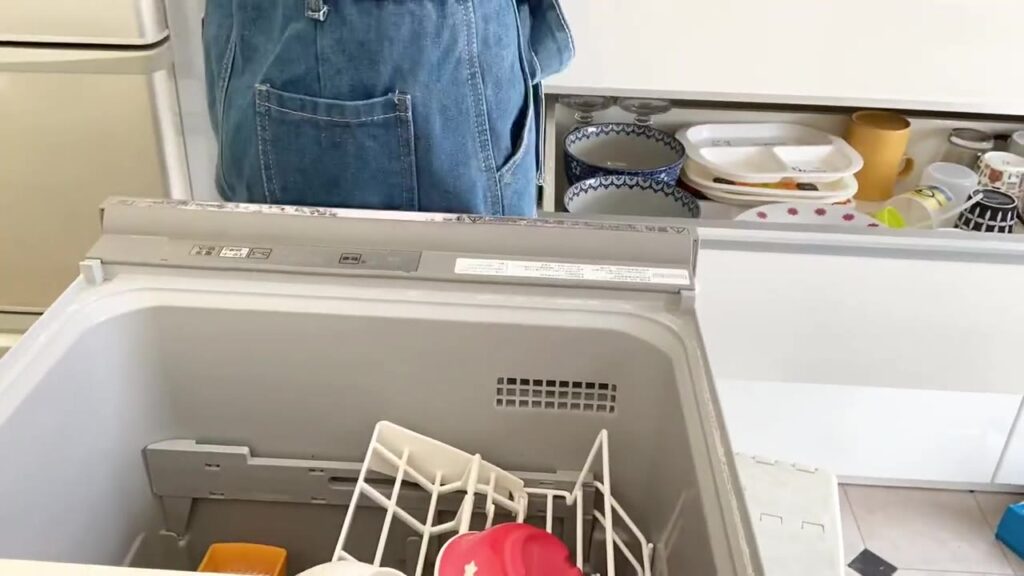 キッチンの食洗機に食器を入れる