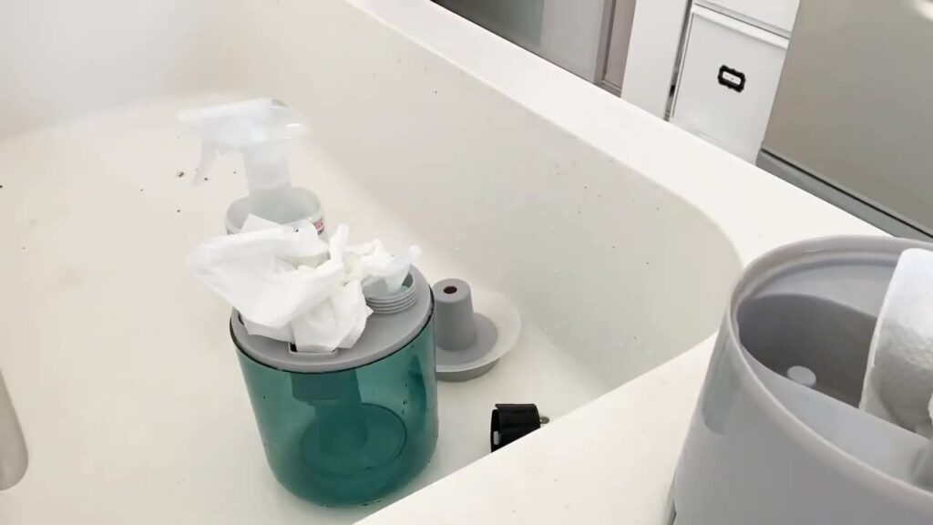 加湿器のタンクとパーツをキッチンのシンクで掃除